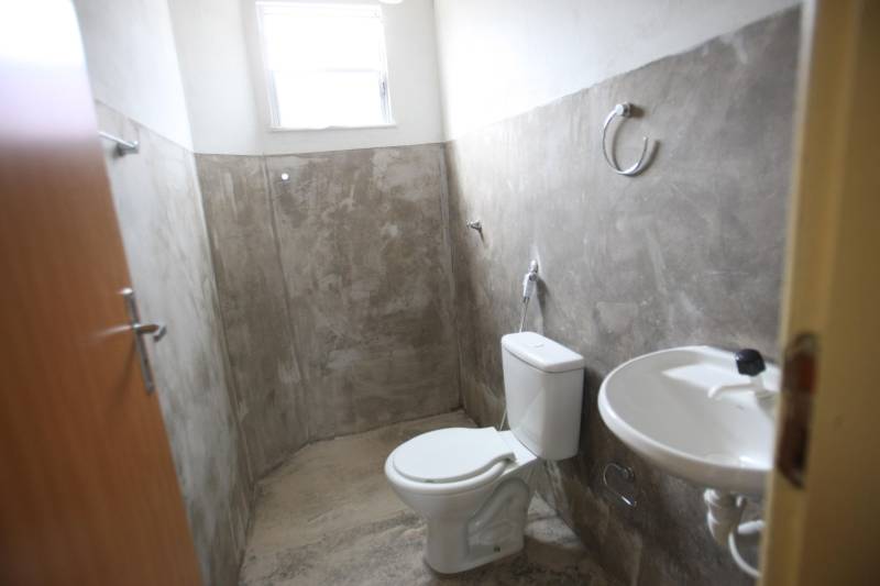 A tarde desta quarta-feira (02), foi de alegria para vinte famílias do Projeto Taboquinha, em Icoaraci, que ganharam uma nova habitação, com sala, cozinha, banheiro, dois quartos e área externa. Elas receberam as chaves de seus apartamentos das mãos da presidente da COHAB, Lene Farinha, de diretores da Companhia de Habitação e do deputado federal Arnaldo Jordy. Segundo a presidente da COHAB, Lene Farinha, o projeto Taboquinha "sempre foi dinâmico e já conseguimos avançar muito aqui. Falta entregar cerca de quarenta e quatro unidades habitacionais e fazer a revitalização dos canais, para assim concluirmos as obras", declarou. Ela solicitou que os novos moradores zelem pelas unidades e conservem as áreas livres. Ela também anunciou que está sendo preparada uma área ao lado da ponte do Cruzeiro destinada a um projeto voltado exclusivamente para os pescadores.
FOTO: CARLOS SODRÉ / AG. PARÁ
DATA: 02.05.2018
BELÉM - PARÁ <div class='credito_fotos'>Foto: Carlos Sodré/Agência Pará | <a href='/midias/2018/originais/4abe6479-9393-4b19-a311-a453b86c6a03.jpg' download><i class='fa-solid fa-download'></i> Download</a></div>