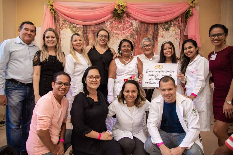 Um paciente que teve o casamento desmarcado por conta de um câncer se uniu em matrimônio (foto) neste sábado (10), no auditório da radioterapia do Hospital Ophir Loyola, em Belém. O lavador de carros Francisco Carlos da Silva, 64 anos, tem uma relação estável com Lucidalva Rayol da Silva há 18 anos. O casal tem uma filha, Carla Luana, de 11 anos. Eles sempre tiveram uma vida simples e comum, mas o diagnóstico do câncer mudou essa realidade. Em fevereiro deste ano, Francisco teve febre durante 30 dias. Passou por uma série de exames, sem esclarecer o motivo pelo qual ele estava doente. Apenas no final de setembro, recebeu a confirmação de um câncer no esôfago - um tubo muscular indispensável para o processo digestivo, responsável por conduzir o alimento da boca até o estômago.
FOTO: THIAGO SANNIN
DATA: 10.11.2018
BELÉM - PARÁ <div class='credito_fotos'>Foto: THIAGO SANNIN | <a href='/midias/2018/originais/4ad533f8-ab75-4870-852b-9faed8453e6c.jpg' download><i class='fa-solid fa-download'></i> Download</a></div>