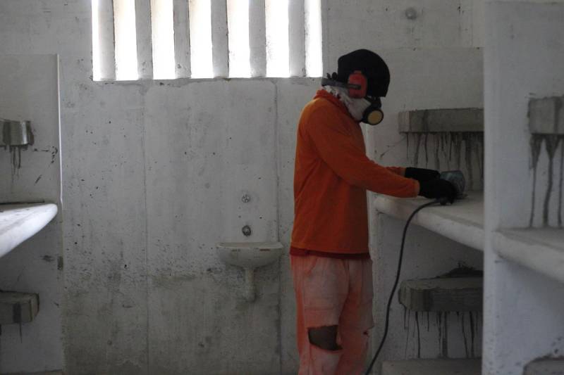 As obras da nova unidade prisional de Abaetetuba (foto) já estão em fase de conclusão. A nova casa penal terá capacidade para 306 internos e teve um custo de mais de R$ 10 milhões de reais. Os recursos contam com investimentos do Governo do Estado e também contrapartida do Fundo Penitenciário Nacional (Funpen), por meio do Ministério da Justiça. A nova unidade prisional contará com dois blocos carcerários, contendo 20 celas coletivas cada, sendo duas direcionadas à Pessoa com Deficiência (PCD). Terá ainda oito celas de isolamento, oito salas de visita íntima, consultório médico e odontológico, ambulatório, atendimento psicossocial, sala para tratamento penal, com apoio para advogados, Defensoria Pública e parlatório e contará também com três salas de aula, biblioteca e uma sala de informática.

FOTO: AKIRA ONUMA / ASCOM SUSIPE
DATA: 07.12.2018
ABAETETUBA - PARÁ <div class='credito_fotos'>Foto: Akira Onuma / Ascom Susipe   |   <a href='/midias/2018/originais/4ad55143-3b9f-4c8f-8a47-4637e92e81a1.jpg' download><i class='fa-solid fa-download'></i> Download</a></div>