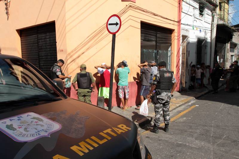 Após dois meses de investigação e um trabalho intenso de inteligência, as forças de segurança estaduais prenderam na tarde de hoje, durante a “Operação Campina”, desencadeada no bairro de mesmo nome, centro de Belém, quatro mulheres acusadas de tráfico de drogas e apreendeu quase dois quilos de cocaína, maconha e crack, resultado do cumprimento de oito mandados de busca e apreensão.
FOTO: CRISTINO MARTINS / AG. PARÁ
DATA: 16.02.2018
BELÉM - PARÁ <div class='credito_fotos'>Foto: Cristino Martins/Ag. Pará | <a href='/midias/2018/originais/4ad5da24-32a3-4ea2-96ae-1f5d34f2a08f.jpg' download><i class='fa-solid fa-download'></i> Download</a></div>