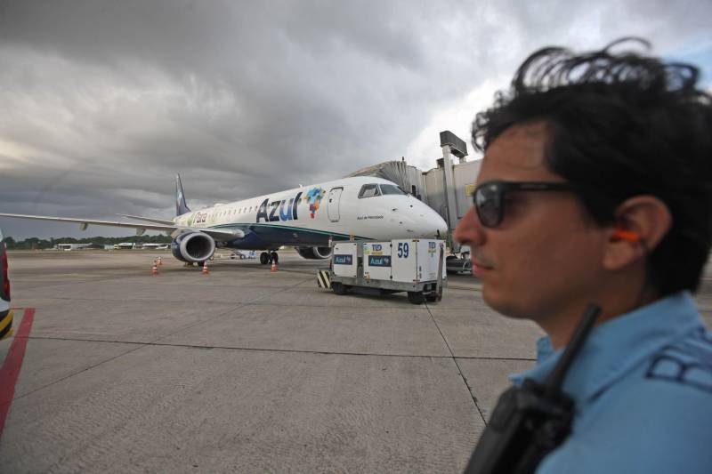 Pousou na tarde desta terça-feira (27) a aeronave modelo Airbus A 320 da Companhia Azul Linhas Aéreas adesivada com a logomarca “Para, A Obra-Prima da Amazônia” (foto). Levando a logomarca em sua aeronave, a companhia promove o turismo paraense nos mercados nacional e internacional. A estratégia é fruto de uma parceria entre a secretaria de estado de Turismo (Setur) e a Azul. A aeronave está voando por toda a malha aérea nacional da Azul e já passou por outros países como Argentina, Uruguai e Guiana Francesa. A companhia tem ampliado suas bases de operações no Pará com rotas regionais, nacionais e internacionais. “ Esta é uma estratégia no sentido de levar a marca do turismo paraense para todos os lugares em que a Azul voa. Desta forma o turismo no Pará é promovido como atividade econômica”, comenta o secretário de Estado de Turismo, Adenauer Goes.
FOTO: THIAGO GOMES / AG. PARÁ
DATA: 27.03.2018
BELÉM - PARÁ <div class='credito_fotos'>Foto: Thiago Gomes /Ag. Pará | <a href='/midias/2018/originais/4adf0403-b361-4a6d-ad84-472336b9124f.jpg' download><i class='fa-solid fa-download'></i> Download</a></div>