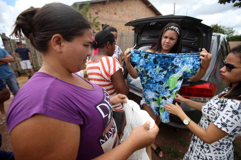 Passados dois dias da enxurrada que destruiu casas e obrigou pessoas a saírem de seus locais de moradia em Paragominas, Governo do Estado e Prefeitura continuam os trabalhos para atender as famílias afetadas, reconstruir o que ficou destruído e restabelecer a situação de normalidade no município. Desde a manhã da última quinta-feira (12), equipes da Defesa Civil intensificam as ações nos bairros atingidos. Mas também há quem prefere, voluntariamente, ir até os bairros para fazer suas entregas. Um grupo de amigas, moradoras de Paragominas, por exemplo, se juntou para arrecadar roupas e fazer as entregas pessoalmente. Entre elas, a adolescente Valéria Manoela, de 17 anos (c).
FOTO: SIDNEY OLIVEIRA / AG. PARÁ
DATA: 14.04.2018
PARAGOMINAS - PARÁ <div class='credito_fotos'>Foto: Sidney Oliveira/Ag. Pará | <a href='/midias/2018/originais/4ae3f235-79d7-428f-a8ec-28da597096c6.jpg' download><i class='fa-solid fa-download'></i> Download</a></div>