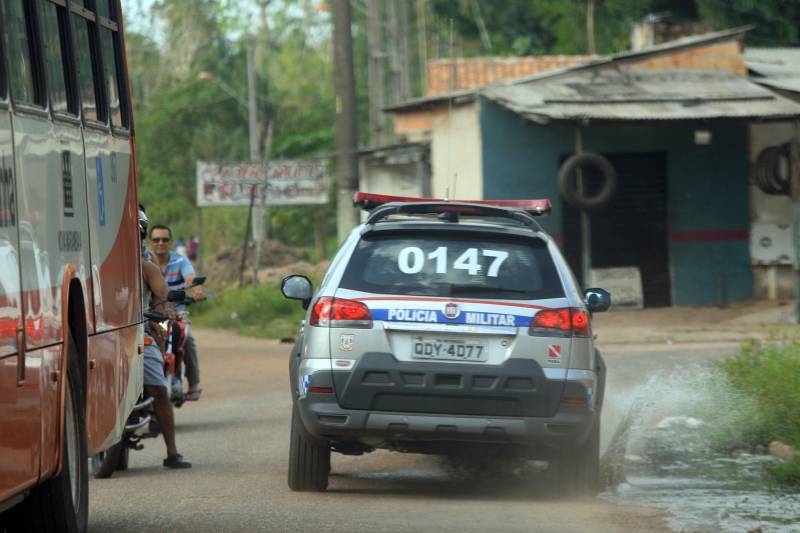 Mais de 150 agentes de segurança realizaram a Operação Arcanjo (foto), no Bairro do Tapanã, em Belém, no final da tarde desta quinta feira (1º). As ações foram concentradas no Tapanã, onde nos últimos dias ocorreram 10 homicídios e cinco confrontos armados. O policiamento na área é feito pelo 24º Batalhão da Polícia Militar. A operação teve o reforço no patrulhamento, inclusive com o Grupamento Aéreo. As ações policiais ostensivas de enfrentamento à criminalidade estão sendo intensificadas. O coronel PM Luiz Carlos Rayol de Oliveira, titular do Comando de Policiamento da Capital (CPC I), informou que a megaoperação já está sendo realizada regularmente na Região Metropolitana de Belém. As ações no Tapanã foram reforçadas devido aos últimos homicídios. “Nosso objetivo é trazer a paz e a tranquilidade aos moradores do bairro. Nós percebemos, através do mapeamento criminal, que as ocorrências se elevaram, e estamos dando resposta à sociedade”, ressaltou.
FOTO: SIDNEY OLIVEIRA / AG. PARÁ
DATA: 01.11.2018
BELÉM - PARÁ <div class='credito_fotos'>Foto: Sidney Oliveira/Ag. Pará | <a href='/midias/2018/originais/4aee9b97-d844-4b88-b393-8c02f98a1cd5.jpg' download><i class='fa-solid fa-download'></i> Download</a></div>