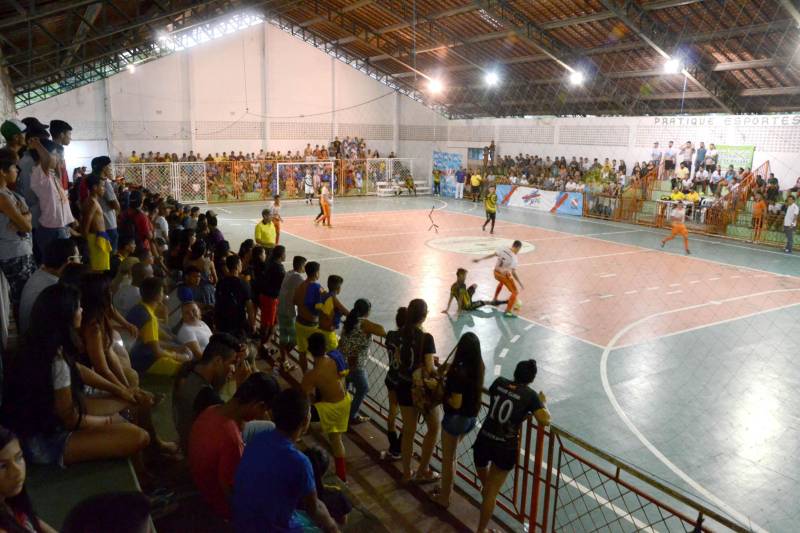 Os times de Handebol Masculino e Feminino Categoria B (alunos de 15 a 17 anos) das escolas de Vigia, no nordeste do estado, foram os primeiros campeões dos Jogos Estudantis Paraenses (Jeps) etapa Regional Vigia, que ocorre até este sábado, 5, no município. A primeira partida pelas finais, na sexta-feira, 4, foi entre as alunas-atletas da Escola Municipal Rosa Atayde do município de Augusto Corrêa e da Escola Estadual Bertoldo Nunes, de Vigia. A vitória do time da casa foi pelo placar elástico de 14x8. Emblemática, a 60ª edição dos JEPS tem forte tradição no Pará.
FOTO: FERNANDO NOBRE / ASCOM SEDUC
DATA: 05.05.2018
VIGIA - PARÁ <div class='credito_fotos'>Foto: FERNANDO NOBRE/ASCOM SEDUC | <a href='/midias/2018/originais/4af5f3ee-db08-4acb-98d1-7fe700f1d15b.jpg' download><i class='fa-solid fa-download'></i> Download</a></div>