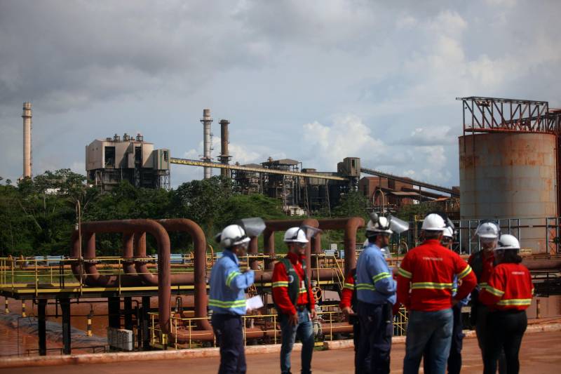 Por conta do não cumprimento do prazo de 48 horas dado pelo Governo do Estado para que a Hydro (foto) reduzisse os níveis das bacias de resíduos ao nível de pelo menos um metro, a Secretaria de Meio Ambiente e Sustentabilidade (Semas) notifica a empresa, na manhã desta terça-feira (27), com a determinação de que reduza a produção da refinaria em 50%. A Semas também triplicará a multa definida anteriormente, cumprindo a legislação ambiental em vigor, chegando a cerca de R$ 1 milhão por dia de descumprimento (300 mil Unidades de Padrão Fiscal). A empresa informou formalmente que reduziu os índices, mas não integralmente no total determinado de um metro. A determinação de redução emitida pela Semas reforça ainda que devem ser mantidos e ampliados os esforços para tratamento dos efluentes e de redução dos níveis das bacias. As equipes da Semas permanecem em campo 24 horas, trabalhando em conjunto com a Defesa Civil e outros órgãos, monitorando a situação.
FOTO: IGOR BRANDÃO / AG. PARÁ
DATA: 24.02.2018
BARCARENA - PARÁ <div class='credito_fotos'>Foto: IGOR BRANDÃO / AG. PARÁ | <a href='/midias/2018/originais/4afe7898-964d-4392-862a-728bbd19a873.jpg' download><i class='fa-solid fa-download'></i> Download</a></div>