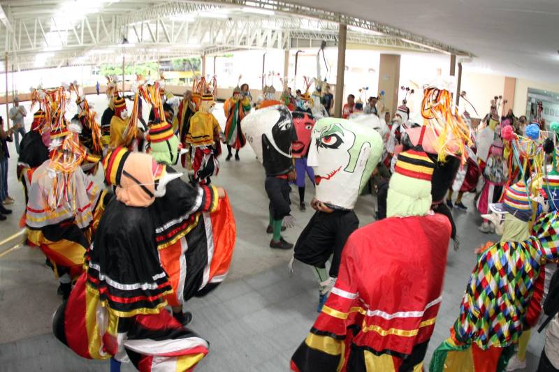 Um grande cortejo cultural marcou a tarde desta quinta-feira, 03, durante a inauguração da Galeria Benedito Nunes, na sede da Fundação Cultural do Pará, no Centur. Participaram representantes dos grupos de Bois de São Caetano de Odivelas, como boi Tinga, Faceiro e Vaca Velha, animados pela banda Milícia Odivelense. Os grupos trouxeram a cultura do Boi de Máscaras para o público de Belém e São Caetano que participaram do evento.
FOTO: CRISTINO MARTINS / AG. PARÁ
DATA: 03.05.2018
BELÉM - PARÁ <div class='credito_fotos'>Foto: Cristino Martins/Ag. Pará | <a href='/midias/2018/originais/4b00b249-db48-43e8-abff-6dbde4b54586.jpg' download><i class='fa-solid fa-download'></i> Download</a></div>