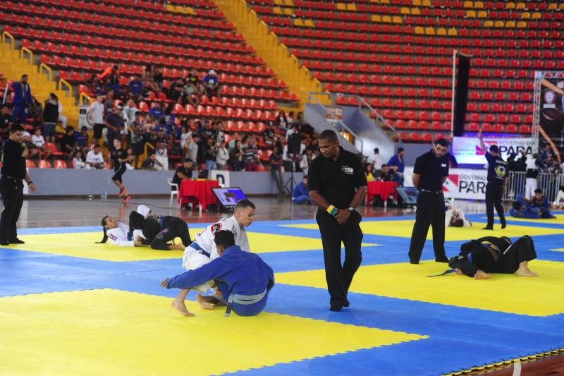 Mais de mil atletas participaram do campeonato Sul-Americano de Jiu-Jitsu Esportivo, realizado neste domingo (25), no Mangueirinho. O evento é parte do calendário da Confederação Brasileira da modalidade e valeu pontos para o ranking nacional, sendo também classificatório para o Mundial de Jiu-Jitsu de 2018.
FOTO: LEANDRO SANTANA / ASCOM SEEL
DATA: 25.03.2018
BELÉM - PARÁ <div class='credito_fotos'>Foto: LEANDRO SANTANA / ASCOM SEEL | <a href='/midias/2018/originais/4b0361f1-45a1-4310-8fdf-7da0f6b17d77.jpg' download><i class='fa-solid fa-download'></i> Download</a></div>