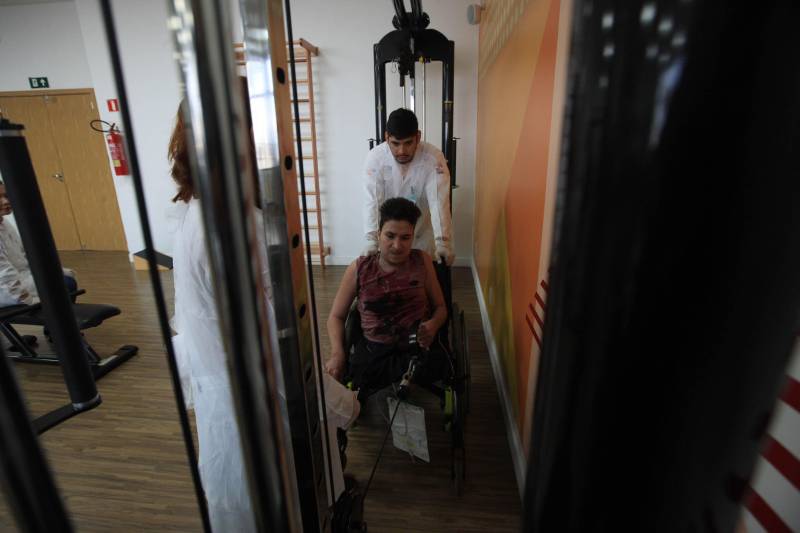 O maior desejo de Saulo Melo, 32 anos, é viver e poder desfrutar das novas oportunidades que tem hoje, depois de passar por uma cirurgia até então inédita no Pará, a hemicorporectomia. O procedimento, realizado no dia 2 de maio deste ano no Hospital Ophir Loyola, em Belém, removeu 40% do corpo do paciente - toda a porção inferior (pelve e membros inferiores).

FOTO: SIDNEY OLIVEIRA / AG. PARÁ
DATA: 03.12.2018
BELÉM - PARÁ <div class='credito_fotos'>Foto: Sidney Oliveira/Ag. Pará   |   <a href='/midias/2018/originais/4b04fee1-42e8-44ce-9709-1a9d1c70fb80.jpg' download><i class='fa-solid fa-download'></i> Download</a></div>