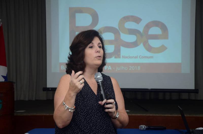 Dirigentes de instituições de ensino da rede pública participaram, nesta quinta-feira (5), do Fórum Extraordinário da União Nacional dos Dirigentes Municipais de Educação (UNDIME), em Belém. Na foto, a palestrante Cleuza Repulho, da Fundação Lemann.
FOTO: ELISEU DIAS / ASCOM SEDUC
DATA: 05.07.2018
BELÉM - PARÁ <div class='credito_fotos'>Foto: Eliseu Dias / Ascom Seduc | <a href='/midias/2018/originais/4b05ca16-6bff-4605-ae94-0063aa737cbc.jpg' download><i class='fa-solid fa-download'></i> Download</a></div>