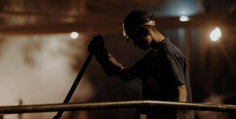 Na quinta-feira (21), às 20 h, o filme “Arábia” (foto), dirigido por Affonso Uchoa e João Dumans, terá sua estreia no Cine Líbero Luxardo, da Fundação Cultural do Pará (FCP), em Belém. A produção de 2017 integra as sessões regulares do cinema, apresentando a vida do operário brasileiro por meio da trajetória do personagem Cristiano. Em Ouro Preto (Minas Gerais), um jovem - interpretado por Murilo Caliari - encontra por acaso o diário de um metalúrgico, Cristiano (interpretado por Aristides de Sousa), que sofreu um acidente. As memórias do operário levam o jovem a uma jornada pelas condições de vida de trabalhadores marginalizados.
FOTO: DIVULGAÇÃO
DATA: 20.06.2018
BELÉM - PARÁ <div class='credito_fotos'>Foto: Divulgação | <a href='/midias/2018/originais/4b06842e-2d63-40cd-b405-3d6fa24382a4.jpg' download><i class='fa-solid fa-download'></i> Download</a></div>
