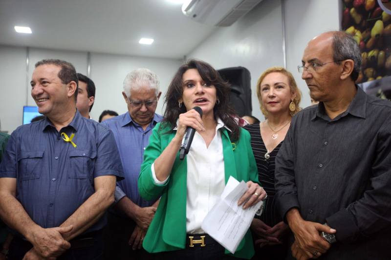 “Fiz questão de trazer minha filha para seu primeiro exercício de cidadania que é ter uma carteira de identidade, ainda mais em um local como este, que permite resolvermos várias pendências com mais conforto e praticidade”, comemorou o senhor Genival de Oliveira, 40 anos, pai da pequena Gabrielle, 8 anos. A família de seu Genival é uma das milhares que serão beneficiadas no município de Parauapebas, no sudeste paraense, com orientações e serviços de diversos órgãos estaduais em um único local: a Estação Cidadania. O espaço, localizado no Shopping Karajás, foi entregue oficialmente à população na manhã deste sábado (19). A cerimônia contou com a presença de secretários de Estado, parlamentares, entre outras autoridades locais. Esta é a segunda Estação Cidadania da região. A primeira é a de Marabá. Na foto, a diretora geral do Detran, Andrea Hass.
FOTO: THIAGO GOMES / AG. PARÁ
DATA: 19.05.2018
PARAUAPEBAS - PARÁ <div class='credito_fotos'>Foto: Thiago Gomes /Ag. Pará | <a href='/midias/2018/originais/4b10bb0e-4585-42b5-b7d7-25e244345f19.jpg' download><i class='fa-solid fa-download'></i> Download</a></div>