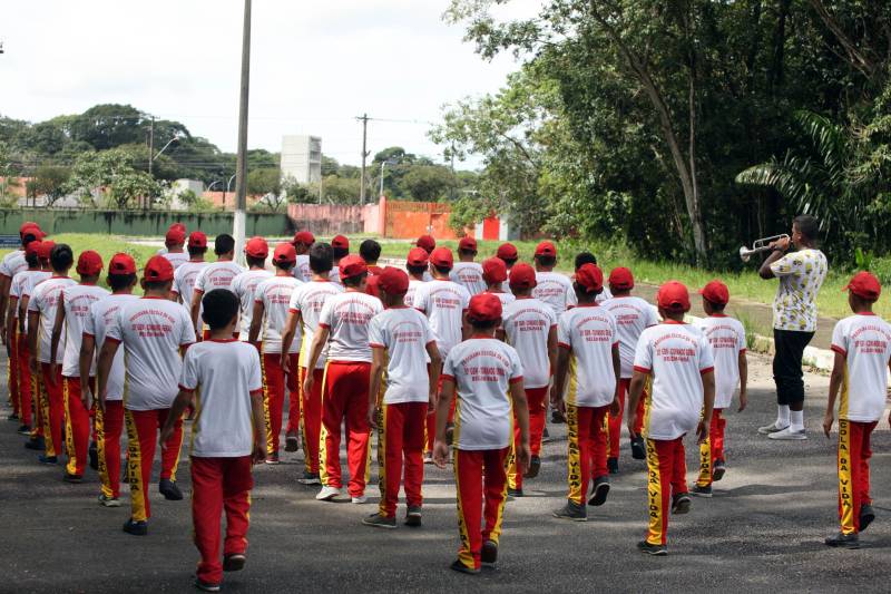 O Corpo de Bombeiros Militar do Pará também atua com um projeto de responsabilidade social que oferece perspectivas às crianças e adolescentes. O “Escola da Vida” começou no quartel da Cremação em 1993, com apenas 20 alunos. Hoje, alcança 3.200 alunos matriculados e distribuídos em 25 polos pelo Estado. Mais de 25 mil crianças já passaram pelo projeto que oferece informações, orientações, treinamento, educação e base de apoio para a formação do cidadão. Dos 25 polos do Projeto Escola da Vida, cinco estão em Belém, nos bairros da Cremação e Val de Cans, além de Icoaraci, Outeiro e Mosqueiro, funcionando dentro dos quartéis.
FOTO: SIDNEY OLIVEIRA / AG. PARÁ
DATA: 11.05.2018
BELÉM - PARÁ <div class='credito_fotos'>Foto: Sidney Oliveira/Ag. Pará | <a href='/midias/2018/originais/4b1165c7-ef2a-4a6f-857c-8e6de2433b40.jpg' download><i class='fa-solid fa-download'></i> Download</a></div>