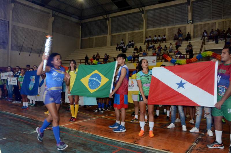 Emoção, integração e cores foram elementos que marcaram a cerimônia de abertura dos Jogos Abertos do Pará (Joapa), nesta quinta-feira (22). Quem compareceu ao evento presenciou atrações culturais e apresentações artísticas, no ginásio do Núcleo de Esporte e Lazer (NEL), em Belém. Porém, o momento mais marcante da solenidade foi o acendimento da pira olímpica, que foi conduzida pelos atletas Joylson Moraes e Kelyne Nascimento (foto), de Tomé-Açú e Mãe do Rio, respectivamente.
FOTO: RAI PONTES / ASCOM SEDUC
DATA: 22.03.2018
BELÉM - PARÁ <div class='credito_fotos'>Foto: Rai Pontes/Ascom Seduc | <a href='/midias/2018/originais/4b184a55-1e53-4c82-a6f2-247a3058e776.jpg' download><i class='fa-solid fa-download'></i> Download</a></div>