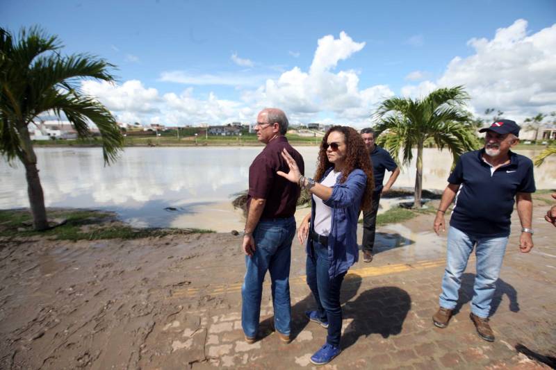 O Governador do Pará, Simão Jatene, esteve durante esta sexta-feira (13) no município de Paragominas. Além de visitar as áreas afetadas pela enxurrada que ocorreu na madrugada da quinta-feira (12), ele conversou com moradores atingidos, reuniu com autoridades municipais, secretários de estado, com o Corpo de Bombeiros e a Defesa Civil para traçar as metas e ações a serem cumpridas para restabelecer a normalidade na cidade. A forte enxurrada, que durou toda a madrugada, alagou cerca de 40% da cidade e atingiu 350 famílias. Até o momento, 13 locais foram adequados para funcionar como abrigo, entre escolas, associações, ginásios, entre outros, para receber desabrigados e desalojados.

FOTO: SIDNEY OLIVEIRA / AG. PARÁ
DATA: 13.04.2018
PARAGOMINAS - PARÁ <div class='credito_fotos'>Foto: Sidney Oliveira/Ag. Pará   |   <a href='/midias/2018/originais/4b185459-32f2-4510-b007-aad94514ace3.jpg' download><i class='fa-solid fa-download'></i> Download</a></div>