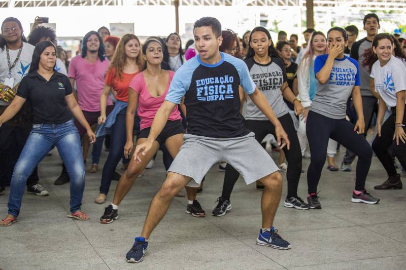 Durante toda esta quinta-feira, 10, a Feira Vocacional da Universidade do Estado do Pará (Uepa) recebeu a visita de estudantes do ensino médio de escolas públicas e particulares da Região Metropolitana de Belém. Cada graduação da Uepa tinha um estande no hall de exposição do Centro Cultural Tancredo Neves (Centur), tudo para que os estudantes pudessem conhecer mais sobre os cursos, a atuação dos profissionais formados e o desenho curricular das disciplinas.
FOTO: NAILANA THIELY / ASCOM UEPA
DATA: 10.05.2018
BELÉM - PARÁ <div class='credito_fotos'>Foto: Nailana Thiely / Ascom Uepa | <a href='/midias/2018/originais/4b185e1d-4ece-4d1f-8bd6-b1d1df5aebff.jpg' download><i class='fa-solid fa-download'></i> Download</a></div>