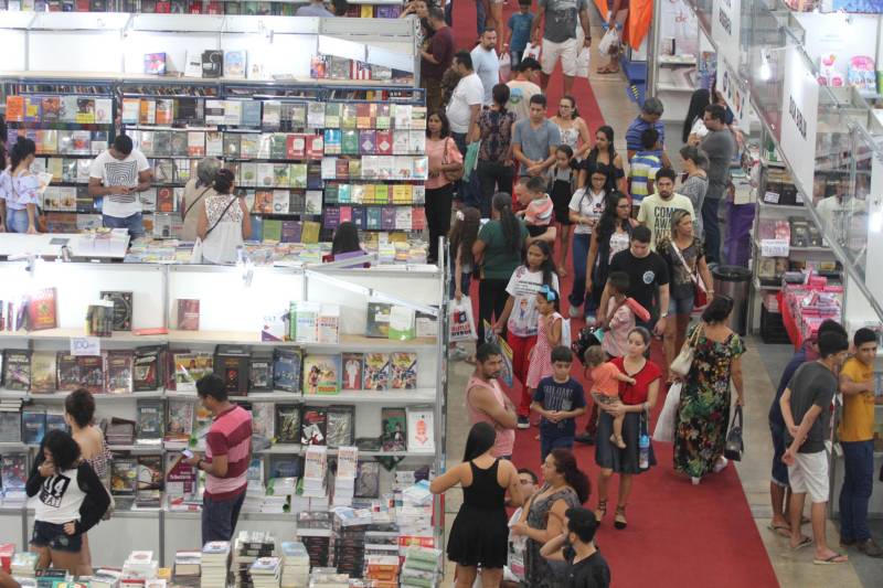 Corredores do Hangar Centro de Convenções durante a XXII Feira Pan-Amazônica do Livro, que começou neste sábado (2), em Belém. Um grande público compareceu ao segundo dia da feira, aproveitando as atrações culturais e as exposições nos estandes de livros na tarde de domingo.
FOTO: CRISTINO MARTINS / AG. PARÁ
DATA: 03.06.2018
BELÉM - PARÁ <div class='credito_fotos'>Foto: Cristino Martins/Ag. Pará | <a href='/midias/2018/originais/4b2177d0-5f55-4f6d-91e3-13a51a88e7f2.jpg' download><i class='fa-solid fa-download'></i> Download</a></div>