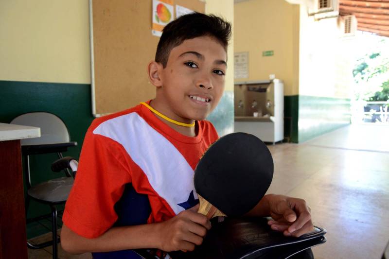 A Secretaria de Estado de Educação (Seduc), por meio do Núcleo de Esporte e Lazer (NEL), promove oficinas de capacitação destinada a professores e técnicos das escolas dos municípios participantes da XI edição dos Jogos Paralímpicos Escolares Paraenses, visando destacar a importância do incentivo à prática de esportes por pessoas com deficiência (PcD). As oficinas ocorrem paralelamente à competição, que será encerrada nesta sexta-feira (29), em Marabá, no sudeste do Estado, com disputas nas modalidades atletismo, bocha e natação. No Ginásio Renato Veloso ocorreu a oficina de goaball, único esporte criado exclusivamente para deficientes visuais. A modalidade esportiva, que foi implantada de forma pioneira no Estado para ser praticado por estudantes da Unidade de Ensino Especializada Álvares de Azevedo, está sendo levada a outros municípios paraenses. Na foto, o paratleta Luis dos Santos Rosário, 12 anos.
FOTO: FERNANDO NOBRE / ASCOM SEDUC
DATA: 29.06.2018
MARABÁ - PARÁ <div class='credito_fotos'>Foto: FERNANDO NOBRE/ASCOM SEDUC | <a href='/midias/2018/originais/4b30017c-e589-4d25-a0a1-69f244aec37c.jpg' download><i class='fa-solid fa-download'></i> Download</a></div>