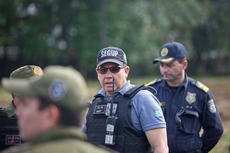 O jogo clássico entre Remo e Paysandu do próximo domingo, 01, pelo campeonato paraense de futebol terá uma ação de ordenamento por diversos órgãos ligados a segurança pública, municipal e estadual. A ação abrangerá a área ao entorno do Estádio Olímpico do Pará. A Secretaria de Estado de Segurança Pública e Defesa Social (Segup) coordenará as ações. A operação denominada “Mangueirão” prevê a delimitação de atuação de vendedores ambulantes, proibição de veículos com sons automotivos ao redor do estádio, não permissão de barracas irregulares, seis pontos de bloqueios e dois para o ingresso de comerciantes e orientações. Haverá ainda delimitação de uma área de escape para o trânsito de veículos, caso ocorra alguma emergência. Na foto, o secretário Adjunto de Gestão Operacional da Segup, Coronel André Cunha.
FOTO: MARCELO LELIS / AG. PARÁ
DATA: 29.03.2018
BELÉM - PARÁ <div class='credito_fotos'>Foto: Marcelo Lelis / Ag. Pará | <a href='/midias/2018/originais/4b380529-0726-42ac-b3a4-d210d9bf6186.jpg' download><i class='fa-solid fa-download'></i> Download</a></div>