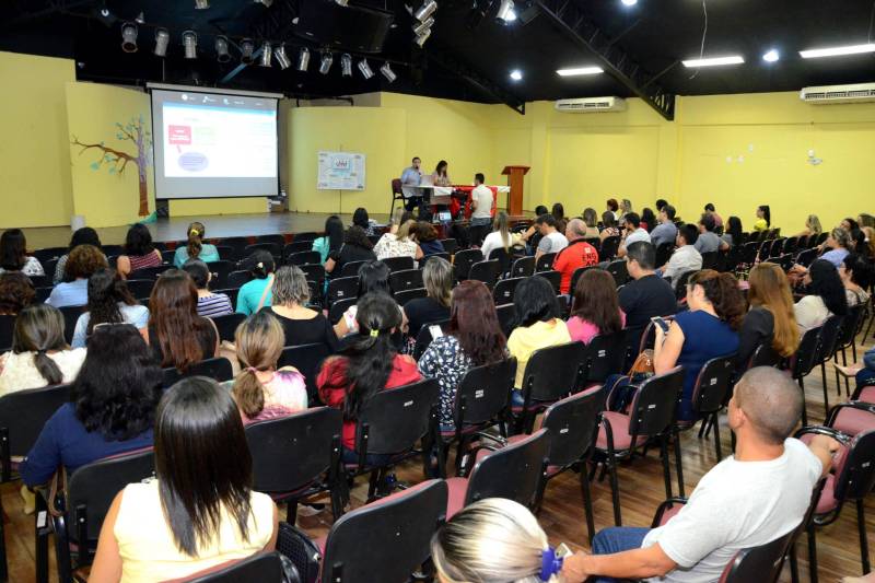 O Pará possui 7.983 alunos atendidos pela Educação Especial matriculados regularmente na rede estadual de ensino. Destes, 1.187 alunos possuem Transtorno de Espectro Autista (TEA). Nesta quinta-feira (5), o Governo do Estado, por meio da Secretaria de Estado de Educação (Seduc), apresentou os avanços nas políticas públicas voltadas ao atendimento de alunos com autismo durante sessão especial na Câmara Municipal de Belém. Mediante as ações articuladas e integradas, a Coordenadoria de Educação Especial (COEES) participa ativamente para a organização da Educação Especial em escolas da rede estadual de ensino pertencentes a Unidades Regionais de Educação (UREs) e Unidades Seduc na Escola (USEs), contribuindo para o cumprimento da meta quatro do Plano Estadual de Educação e seguindo as diretrizes que regem a política de Educação Especial na Perspectiva da Educação Inclusiva. Na foto, evento na escola estadual Anísio Teixeira.
FOTO: ELISEU DIAS / ASCOM SEDUC
DATA: 05.04.2018
BELÉM - PARÁ <div class='credito_fotos'>Foto: Eliseu Dias / Ascom Seduc | <a href='/midias/2018/originais/4b3982ee-effe-4ae3-ab52-be400c860039.jpg' download><i class='fa-solid fa-download'></i> Download</a></div>