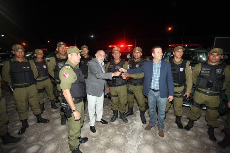 O governo do Estado reforçou a segurança na região, com mais três viaturas que farão a chamada Patrulha Rural, que se somam às duas já entregues no mês de abril."Esses veículos terão essa prioridade de fazer o policiamento em áreas mais afastadas dos centros urbanos. 

FOTO: THIAGO GOMES / AG. PARÁ
DATA: 21.05.2018
MARABÁ - PARÁ <div class='credito_fotos'>Foto: Thiago Gomes /Ag. Pará   |   <a href='/midias/2018/originais/4b47c068-a669-4b0a-970b-ada89c7d9125.jpg' download><i class='fa-solid fa-download'></i> Download</a></div>