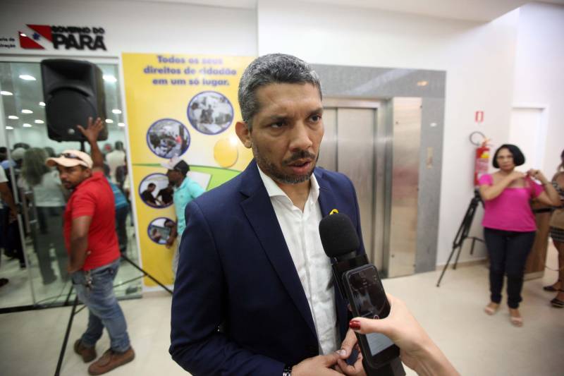 “Fiz questão de trazer minha filha para seu primeiro exercício de cidadania que é ter uma carteira de identidade, ainda mais em um local como este, que permite resolvermos várias pendências com mais conforto e praticidade”, comemorou o senhor Genival de Oliveira, 40 anos, pai da pequena Gabrielle, 8 anos. A família de seu Genival é uma das milhares que serão beneficiadas no município de Parauapebas, no sudeste paraense, com orientações e serviços de diversos órgãos estaduais em um único local: a Estação Cidadania. O espaço, localizado no Shopping Karajás, foi entregue oficialmente à população na manhã deste sábado (19). A cerimônia contou com a presença de secretários de Estado, parlamentares, entre outras autoridades locais. Esta é a segunda Estação Cidadania da região. A primeira é a de Marabá. Na foto, o Delegado Geral, Cláudio Galeno.
FOTO: THIAGO GOMES / AG. PARÁ
DATA: 19.05.2018
PARAUAPEBAS - PARÁ <div class='credito_fotos'>Foto: Thiago Gomes /Ag. Pará | <a href='/midias/2018/originais/4b483931-ee83-4b1a-a062-dce93219c159.jpg' download><i class='fa-solid fa-download'></i> Download</a></div>