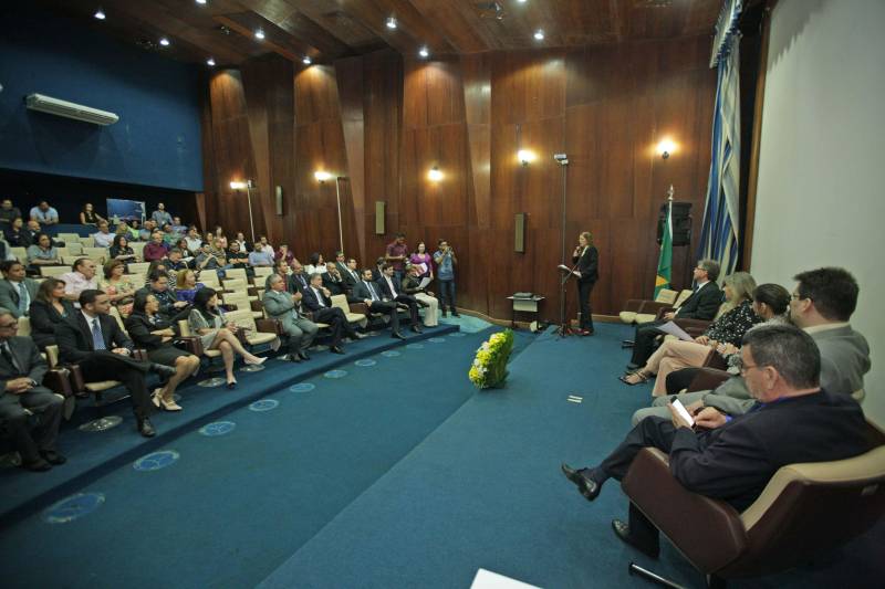 Foi realizada hoje (14/06) a cerimônia de posse (foto) da presidência do Tribunal Administrativo de Recursos Fazendários (TARF) para o biênio 2018/2020,  no auditório da Secretaria da Fazenda, Sefa, em Belém. O Tribunal é o órgão colegiado responsável pela solução de litígios entre a Fazenda Pública do Pará e os contribuintes de tributos estaduais, em segunda instância. Assumiu a presidência do TARF a auditora fiscal de receitas estaduais Roseli de Assunção Naves, que já atuou como conselheira no TARF e deixa a  Diretoria de Tributação da Sefa para assumir a nova função. Em seu discurso, ela agradeceu a indicação e pediu o apoio dos servidores para assumir o novo desafio,visando aprimorar as ações do contencioso fiscal. O secretário da Fazenda, Nilo Noronha, foi representado pela subsecretária de administração tributária, Rute Tostes, que presidiu a cerimônia. Ela destacou que a composição paritária do Tribunal, onde atuam servidores do Fisco e dos contribuintes, concorre para a justiça fiscal. “É inegável que na composição do TARF estão profissionais empenhados e capacitados”, disse ela.

FOTO: MÁCIO FERREIRA / AG. PARÁ
DATA: 14.06.2018
BELÉM - PARÁ <div class='credito_fotos'>Foto: MÁCIO FERREIRA/ AG. PARÁ   |   <a href='/midias/2018/originais/4b48eb29-3df8-4057-b0ea-ed3b1bf8e5cb.jpg' download><i class='fa-solid fa-download'></i> Download</a></div>