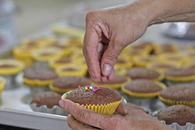 Quinze Internas custodiadas no Centro de Recuperação Feminino (CRF), localizado em Ananindeua (Região Metropolitana de Belém), participaram do curso “Preparo de Bolos Tradicionais”.

FOTO: AKIRA ONUMA / ASCOM SUSIPE
DATA: 29.11.2018
ANANINDEUA - PARÁ <div class='credito_fotos'>Foto: Akira Onuma / Ascom Susipe   |   <a href='/midias/2018/originais/4b4f0970-a9f4-446c-be70-0df83d36bc51.jpg' download><i class='fa-solid fa-download'></i> Download</a></div>