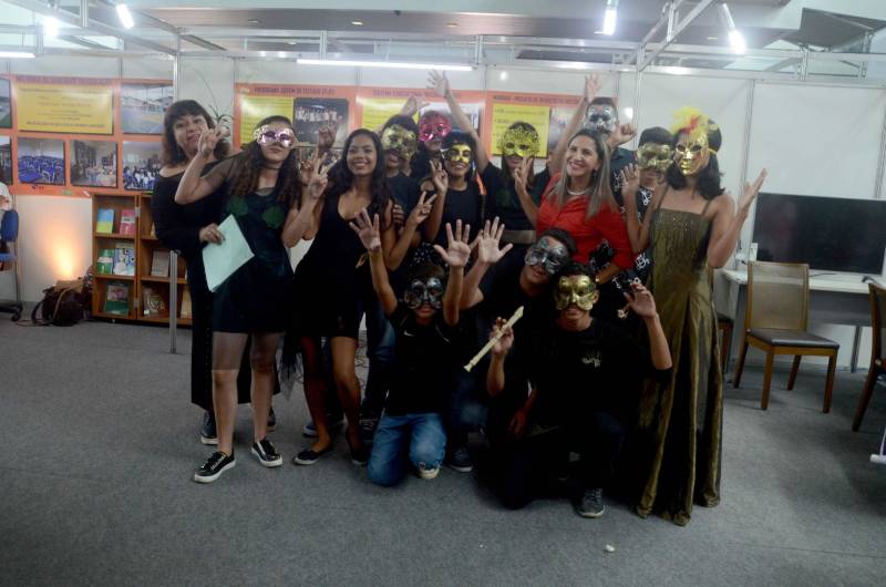 O estande da Secretaria de Estado de Educação (Seduc) já está em pleno funcionamento na 22ª Feira Pan-Amazônica do Livro, no Hangar Convenções e Feiras da Amazônia, em Belém. A feira que abriu na manhã deste sábado (2) e faz homenagem ao país Colômbia. Na foto, estudantes da Escola Estadual Antônio Gomes Moreira Júnior trouxeram para a Feira do Livro o espetáculo lítero-teatral “Parodiando Shakespeare em verso e prosa”.
FOTO: RAI PONTES / ASCOM SEDUC
DATA: 02.06.2018
BELÉM - PARÁ <div class='credito_fotos'>Foto: Rai Pontes/Ascom Seduc | <a href='/midias/2018/originais/4b52b49b-9c43-4ea5-85a1-a689987d38a9.jpg' download><i class='fa-solid fa-download'></i> Download</a></div>
