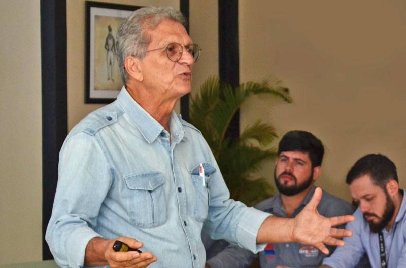 Um programa de inovação tecnológica promete intensificar a pecuária paraense e transformar o Estado no primeiro produtor e exportador de genética superior de bubalinos do Brasil. O Programa de Melhoramento Genético de Búfalos com Inovação para o Estado do Pará (Promebull) é resultado de convênio entre a Secretaria de Estado de Desenvolvimento Agropecuário e da Pesca (Sedap) e a Empresa Brasileira de Pesquisa Agropecuária (Embrapa). O convênio foi firmado nesta terça-feira, 3, na Federação da Agricultura e Pecuária do Pará (Faepa), com a presença do secretário Giovanni Queiroz, do chefe geral da Embrapa Amazônia Oriental, Adriano Venturieri, e de produtores. O Promebull vai utilizar sêmen importado da Índia e da Itália, países que já possuem a base genética de búfalos domésticos, para introduzir genética superior no rebanho paraense e elevar a qualidade dos animais. A Sedap vai financiar a importação de sêmen e a inseminação de búfalas para pequenos produtores e, desta forma, facilitar a importação pelos grandes criadores. Na foto, o pesquisador da Embrapa, Ribamar Marques.
FOTO: ASCOM / SEDAP
DATA: 03.04.2018
BELÉM - PARÁ <div class='credito_fotos'>Foto: Ascom Sedap | <a href='/midias/2018/originais/4b5602e7-1e08-483d-b047-b44ea5bc77f4.jpg' download><i class='fa-solid fa-download'></i> Download</a></div>