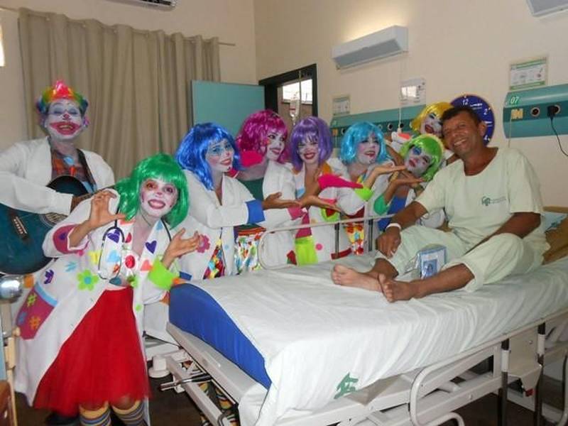 A internação hospitalar é uma situação que ninguém deseja. Mas, quando necessária, quanto mais acolhedora for, melhor para a recuperação do paciente. No Hospital Regional do Sudeste do Pará - Dr. Geraldo Veloso (HRSP), em Marabá (PA), para tornar esse período mais ameno para o usuário, o atendimento se baseia na Política Nacional de Humanização do Sistema Único de Saúde (SUS). Assim, desde o momento da admissão até a alta hospitalar, todas as etapas da assistência prezam pelo bom relacionamento, respeito às necessidades individuais, garantia dos direitos, segurança e qualidade.
FOTO: ASCOM / HRSP
DATA: 02.03.2018
MARABÁ - PARÁ <div class='credito_fotos'>Foto: ASCOM HRSP | <a href='/midias/2018/originais/4b5c0cb8-9a94-462d-a8fd-0b5fab5da2bf.jpg' download><i class='fa-solid fa-download'></i> Download</a></div>
