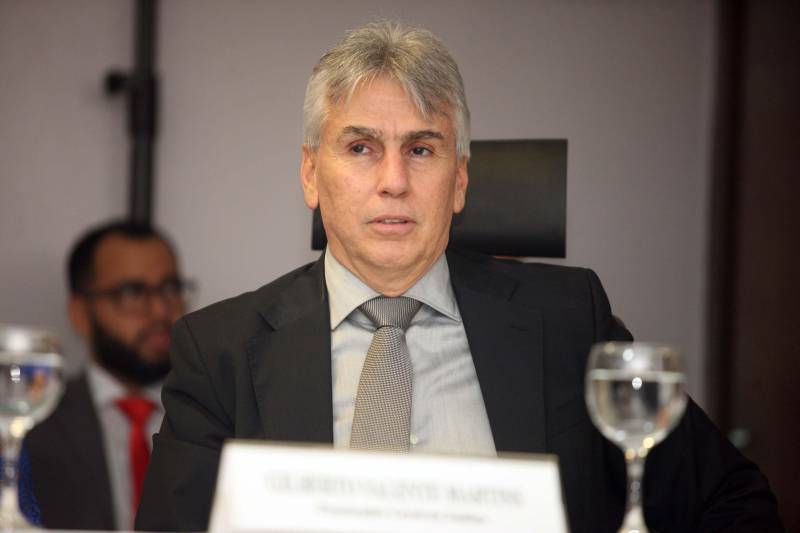 A Defensora Pública Geral, Jeniffer de Barros Rodrigues, foi reconduzida pelo Conselho Superior da Defensoria Pública do Estado do Pará para mais um biênio frente à Defensoria Pública do Estado do Pará. A 52ª Sessão Extraordinária do Conselho Superior ocorreu nesta terça-feira, 26 de junho, e foi presidida pelo Subdefensor Público Geral do Estado do Pará, Vladimir Koenig. Jeniffer de Barros Rodrigues foi reconduzida pelo Governador do Estado, Simão Jatene, por meio do decreto de 27 de março de 2018. A Defensora Pública Geral do Estado do Pará foi a candidata mais votada na eleição para o cargo, ocorrida em 09 de março de 2018, com 162 votos. A Sessão Solene contou com a presença de familiares, autoridades de Estado, membros da Gestão, defensores públicos e servidores da Defensoria Pública do Estado. Na foto, o Procurador Geral de Justiça do Ministério Público, Gilberto Martins Valente.
FOTO: MARCELO LELIS / AG. PARÁ
DATA: 26.06.2018
BELÉM - PARÁ <div class='credito_fotos'>Foto: Marcelo Lelis / Ag. Pará | <a href='/midias/2018/originais/4b5c767a-18c5-4055-a652-e2a223215012.jpg' download><i class='fa-solid fa-download'></i> Download</a></div>