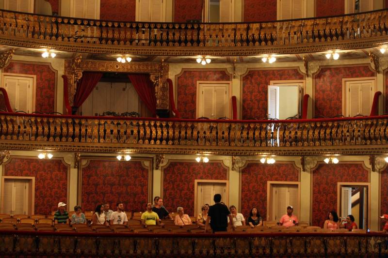 O aposentado Mário Printes, 74 anos, tem o costume de visitar o Theatro da Paz pelo menos uma vez ao mês. É apaixonado pela arquitetura e história do lugar e, se instigado, é capaz de falar horas sobre ele. Nesta quinta-feira (15), dia no qual o espaço completa 140 anos, o aposentado estava na fila para retirar o ingresso do concerto da Amazônia Jazz Band, que marcará, nesta mesma noite, o aniversário do prédio centenário. “Não poderia ficar de fora dessa programação. Seria como não prestigiar um amigo próximo e querido no dia do seu aniversário”, disse Mário. Com a regência do maestro Nelson Neves e a cantora Simone Almeida como convidada especial, o concerto “Celebrando Theatro da Paz e Waldemar Henrique” comemora o aniversário de 140 anos do teatro e 113 anos do maestro paraense – que nasceu na mesma data de fundação da casa. A entrada é gratuita e o espetáculo começa às 20 horas.
FOTO: SIDNEY OLIVEIRA / AG PARÁ
DATA: 15.02.2018
BELÉM - PARÁ <div class='credito_fotos'>Foto: Sidney Oliveira/Ag. Pará | <a href='/midias/2018/originais/4b65b1da-fb87-4ca3-9129-051291af10b7.jpg' download><i class='fa-solid fa-download'></i> Download</a></div>
