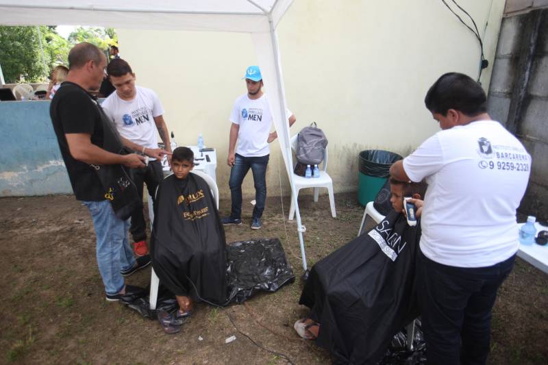 Aos 22 anos, Cláudio Cardoso está desempregado e procura um trabalho para sustentar o filho. Neste domingo (11) ele aproveitou a presença da Caravana Pro Paz no município de Barcarena, distante 15 quilômetros da capital, para retirar seus documentos e até aproveitou para cortar os cabelos. Na segunda-feira (12) pretende sair em busca de um emprego. Ele é um dos mil beneficiados pelos atendimentos feitos na cidade pela Caravana Pro Paz, uma ação do Governo do Pará, que busca garantir o acesso da população mais carente a serviços de atenção às necessidades básicas do cidadão, como atendimentos médicos, exames, vacinação, entre outros, com ações de mobilização em diversas regiões e municípios, a fim de fortalecer a cidadania paraense. “Os documentos e aparências são muito importantes para conseguir um trabalho, por isso estou aproveitando para fazer tudo para na segunda-feira continuar procurando emprego”, comentou Claudio. Ele está separado e quer encontrar um trabalho para sustentar o filho. A Caravana Pro Paz está iniciando os trabalhos em 2018 por Barcarena, nas comunidades de Vila Nova, Bom futuro e Burajuba afetadas pelo transbordamento de rejeitos da Hydro Alunorte, no início deste mês. Os serviços de retirada de documentos (Certidão de Nascimento, RG, Registro Social, ID Jovem), atendimento médico (pediatria, ginecologia e clínica geral), consulta jurídica, exames vacinas e cortes de cabelo foram ofertados em parceria com a Prefeitura do município.
FOTO: IGOR BRANDÃO / AG PARÁ
11.03.2018
BARCARENA - PARÁ <div class='credito_fotos'>Foto: IGOR BRANDÃO / AG. PARÁ | <a href='/midias/2018/originais/4b6afbd8-9225-47cf-940f-056688a70abc.jpg' download><i class='fa-solid fa-download'></i> Download</a></div>