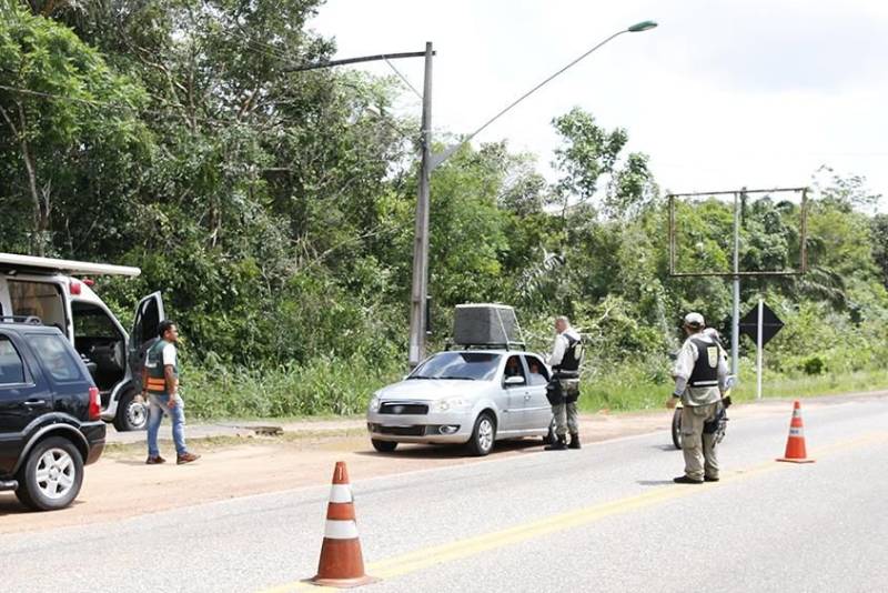 Agentes de educação para o trânsito e de fiscalização do Departamento de Trânsito do Estado (Detran) promoveram, na manhã deste sábado (10), uma operação, em conjunto com a Polícia Militar (PM), no pórtico do município de Vigia, PA 412. Durante a ação, que faz parte da "Operação Carnaval 2018", foram abordados mais de 60 condutores. As abordagens educativas visam conscientizar os motoristas que escolheram Vigia como destino para passar o feriado de carnaval. Dentre os alertas passados pelos agentes de educação estão a importância da utilização dos dispositivos de segurança, tanto para passageiros adultos quanto para crianças, e os perigos da mistura álcool e direção. Já as abordagens de fiscalização, buscam reduzir os índices de acidentes e veículos circulando em condições irregulares.

FOTO: ASCOM DETRAN
DATA: 10.02.2018
VIGIA - PARÁ <div class='credito_fotos'>Foto: ASCOM DETRAN   |   <a href='/midias/2018/originais/4b7214f5-0f5d-4f77-b4a0-d779bb54af82.jpg' download><i class='fa-solid fa-download'></i> Download</a></div>