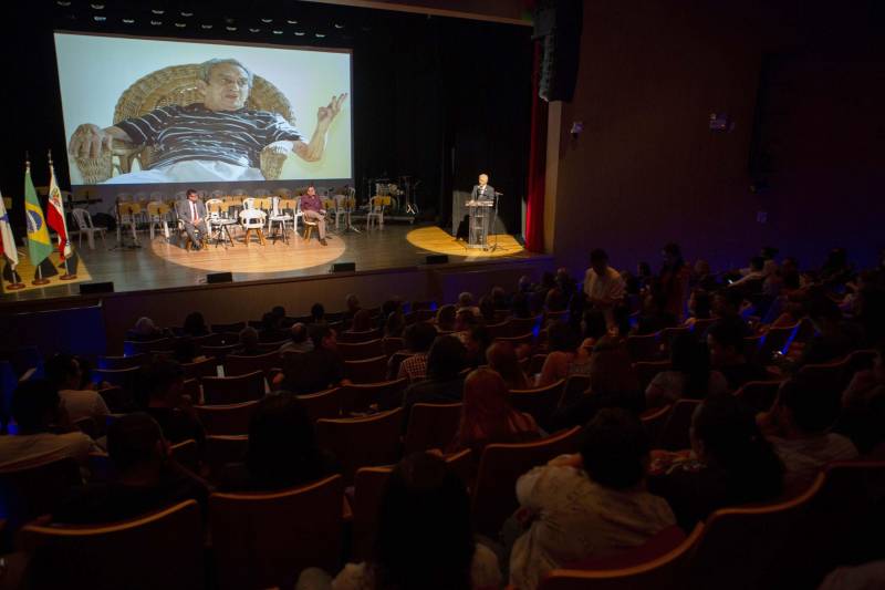 Cerimônia de comemoração dos 25 anos da Uepa (Jubilei de prata) e entrega de título de doutor Honoris Causa ao médico, folclorista e ambientalista Camillo Vianna. O evento foi realizado na noite desta terça-feira, 29, no auditório do Sesi, em Belém.
FOTO: NAILANA THIELY / ASCOM UEPA
DATA: 29.05.18
BELÉM - PARÁ <div class='credito_fotos'>Foto: Nailana Thiely / Ascom Uepa | <a href='/midias/2018/originais/4b768d9f-8b56-45ae-afd6-9566e99bacf7.jpg' download><i class='fa-solid fa-download'></i> Download</a></div>