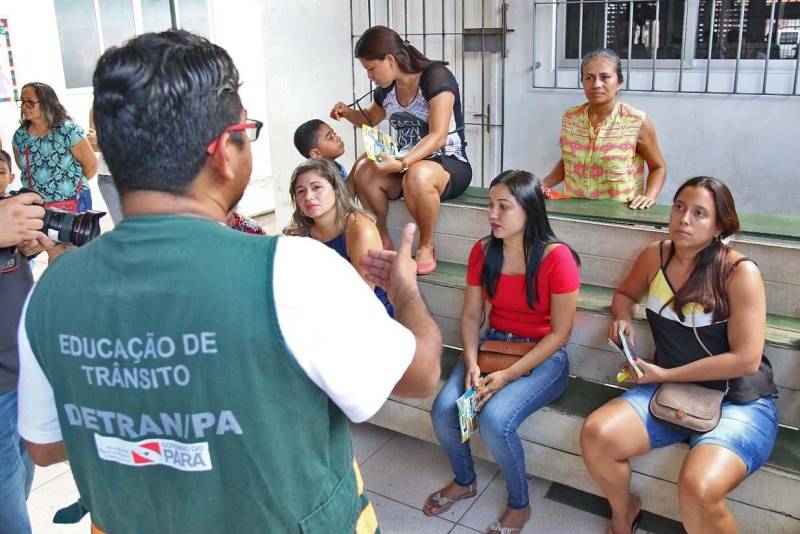 A educação no trânsito como instrumento para salvar vidas foi o tema da 23ª Semana da Cultura da Escola Lírios do Campo, localizada no Distrito de Icoaraci, em Belém. Para reforçar as ações já desenvolvidas na instituição, o Departamento de Trânsito do Estado do Pará (Detran), por meio da Coordenadoria de Educação (CED), levou à instituição nesta sexta-feira (09) diversas atividades lúdicas para crianças. Show de mágica com o tema trânsito, jogos infantis, demonstração aos pais sobre a utilização do etilômetro (equipamento para detectar ingestão de bebida alcoólica) e palestras sobre os cuidados que devem ser tomados com as crianças ao atravessar a rua foram algumas das atividades apresentadas na escola pela equipe do Detran.
FOTO: DANILO CASTRO / ASCOM DETRAN
DATA: 09.11.2018
BELÉM - PARÁ <div class='credito_fotos'>Foto: DANILO CASTRO / ASDECOM DETRAN | <a href='/midias/2018/originais/4b77b730-9784-4ead-b2d0-c8a9b6d99287.jpg' download><i class='fa-solid fa-download'></i> Download</a></div>