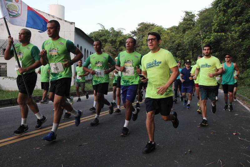 A sétima edição da Corrida e Caminhada do Servidor Público (foto), realizada no Parque do Utinga na manhã desde sábado, 10, reuniu mais de mil servidores do Governo do Pará com o objetivo de promover a saúde e a qualidade de vida. E foi com inspiração nesses dois pilares do evento que Renato Alves e Adriana Lima levaram, mais uma vez, o primeiro lugar do masculino e feminino da competição. Em sete anos de evento, a cabo do Corpo de Bombeiros Adriana Lima chegou em primeiro lugar 4 vezes. Em 2017, ela foi impedida de participar devido uma lesão no tornozelo causada por um acidente, mas esse ano se preparou com treinos pesados na areia, para ganhar força muscular. “Médicos disseram que eu nunca mais correria e ano passado eu fui assistir e chorei por não participar, mas esse ano eu vim para ganhar. Meu lema é lutar sempre desistir jamais”, disse a tetracampeã.
FOTO: CRISTINO MARTINS / AG. PARÁ
DATA: 10.11.2018
BELÉM - PARÁ <div class='credito_fotos'>Foto: Cristino Martins/Ag. Pará | <a href='/midias/2018/originais/4b79da9e-4fd2-49c4-85b9-5302ae751a67.jpg' download><i class='fa-solid fa-download'></i> Download</a></div>