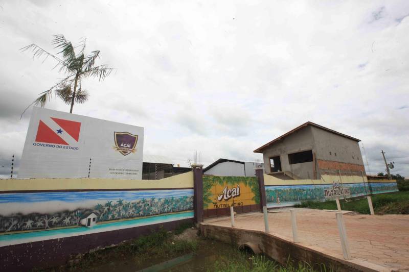 Mais de 300 produtores compareceram à arena Bira's, em Igarapé-Miri, no nordeste paraense, na manhã de quinta-feira (15), em busca de informações sobre crédito, qualificação profissional, regularização fundiária e cadeia produtiva. O público foi atendido pela "Caravana Pará 2030 - Igarapé-Miri", promovida pelo governo do Estado, que levou ao município os serviços de várias secretarias, bancos e instituições ligadas à produção e à intermediação de negócios.
FOTO: RODOLFO OLIVEIRA / AG. PARÁ
DATA: 16.03.2018
IGARAPÉ-MIRI - PARÁ <div class='credito_fotos'>Foto: Rodolfo Oliveira/Ag. Pará | <a href='/midias/2018/originais/4b82f16f-6fc0-4e8f-8983-024aebb71a98.jpg' download><i class='fa-solid fa-download'></i> Download</a></div>