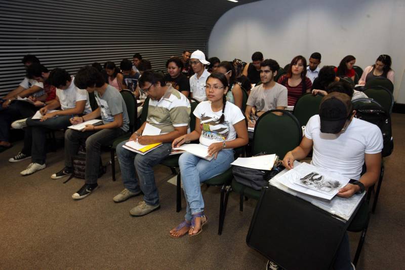 Oficina de desenho ofertada pelo Biizu, projeto de jornadas de oficinas de comunicação promovido pela Secretaria de Estado de Comunicação (Secom). A oficina é ministrada pelo desenhista Fábio Jansen.
FOTO: ELISEU DIAS AG. PARÁ
DATA: 25.10.13
BELÉM-PARÁ <div class='credito_fotos'>Foto: Eliseu Dias/Ag. Pará | <a href='/midias/2018/originais/4b86999e-4701-40ba-9dfc-dd84f2a3ce04.jpg' download><i class='fa-solid fa-download'></i> Download</a></div>