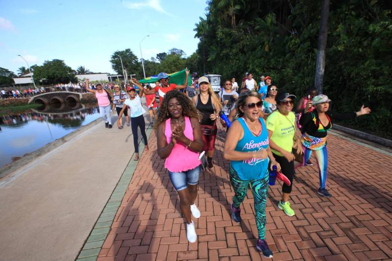 Uma reabertura feita a milhares de mãos. A fita inaugural colocada no inicio da trilha principal do Parque do Utinga foi rompida por mais de cinco mil pessoas ansiosas pelo inicio da caminhada, marcando o segundo dia da programação de reabertura do mais novo espaço paraense de lazer e interatividade com a natureza.
FOTO: MÁCIO FERREIRA / AG. PARÁ
DATA: 17.03.2018
BELÉM - PARÁ <div class='credito_fotos'>Foto: MÁCIO FERREIRA/ AG. PARÁ | <a href='/midias/2018/originais/4b8a0ab9-55e6-4bbb-82a8-749aeeedd888.jpg' download><i class='fa-solid fa-download'></i> Download</a></div>