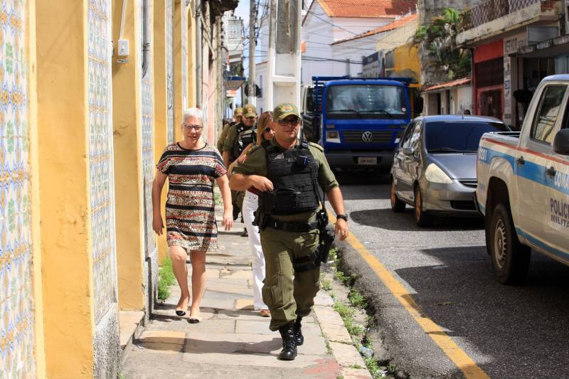 Mais do que um policial, um amigo. É assim que cerca de 1.700 moradores de oito bairros de Belém passaram a enxergar o policial militar. A mudança de paradigma acontece três anos depois da criação do projeto “Vizinhança em Alerta”. A iniciativa surgiu a partir de uma demanda apresentada ao 2º Batalhão da Polícia Militar pelos moradores da Cidade Velha, primeiro bairro atendido pelo programa. O prédio fica na rua Dr. Assis, ao lado da Igreja da Sé, e foi cedido por tempo indeterminado. O local está sendo reformado para melhor atender os militares. Na foto, Ana Brahuna com o major Luiz Octavio Rayol, comandante do 2° Batalhão.
FOTO: MÁCIO FERREIRA / AG. PARÁ
DATA: 15.03.2018
BELÉM - PARÁ <div class='credito_fotos'>Foto: MÁCIO FERREIRA/ AG. PARÁ | <a href='/midias/2018/originais/4b8c5e08-c0e1-441a-8594-1682a1b30e1f.jpg' download><i class='fa-solid fa-download'></i> Download</a></div>