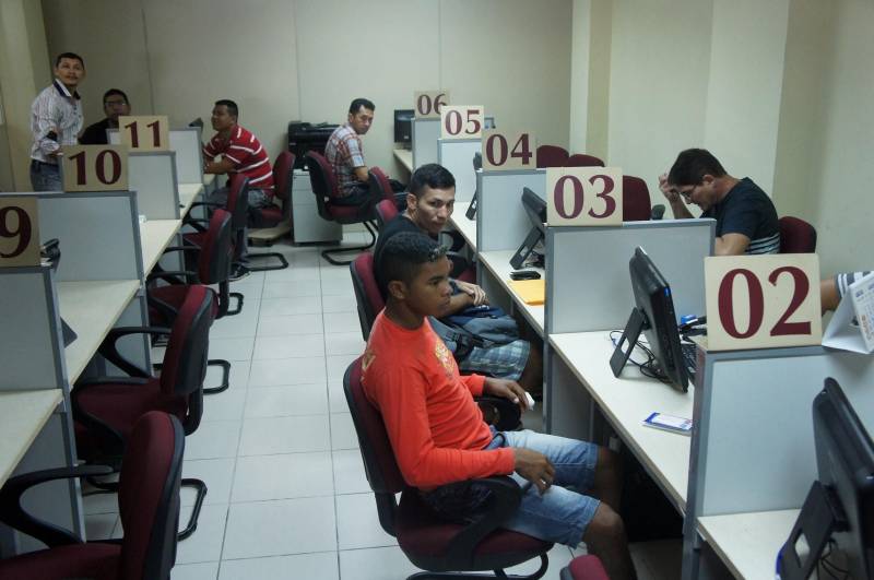 A mudança na Casa do trabalhador não foi apenas de endereço, mas principalmente de qualidade no atendimento, uma vez que, agora, é possível encontrar no mesmo prédio todos os serviços da área trabalho. Desde a terça-feira (16), a instituição, que é vinculada à Secretaria de Estado de Assistência Social, Trabalho, Emprego e Renda (Seaster), passou a funcionar na Assis de Vasconcelos, n° 397.
FOTO: ASCOM SEASTER
DATA: 19.08.2016
BELÉM - PARÁ <div class='credito_fotos'>Foto: ASCOM / SEASTER | <a href='/midias/2018/originais/4b92543f-5a6f-4b74-bfeb-7c139ff57260.jpg' download><i class='fa-solid fa-download'></i> Download</a></div>
