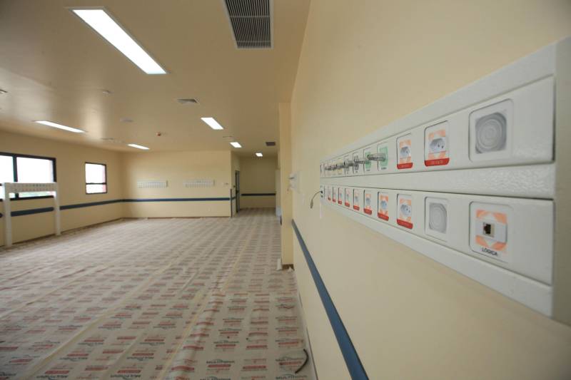 “A população de Itaituba vai contar com uma estrutura fora do comum em hospitais públicos do Brasil”. A afirmação é do engenheiro Gustavo Garoli, gerente geral da obra do Hospital Regional do Tapajós, no município de Itaituba, que está com a estrutura 95% concluída. O hospital que fica na região sudoeste do Estado deve beneficiar, além de cerca de 100 mil itaitubenses, moradores de nove municípios vizinhos.

FOTO: MÁCIO FERREIRA / AG. PARÁ
DATA: 19.12.2018
ITAITUBA - PARÁ <div class='credito_fotos'>Foto: MÁCIO FERREIRA/ AG. PARÁ   |   <a href='/midias/2018/originais/4b98b94e-cde9-43a2-9838-4995fce569ed.jpg' download><i class='fa-solid fa-download'></i> Download</a></div>