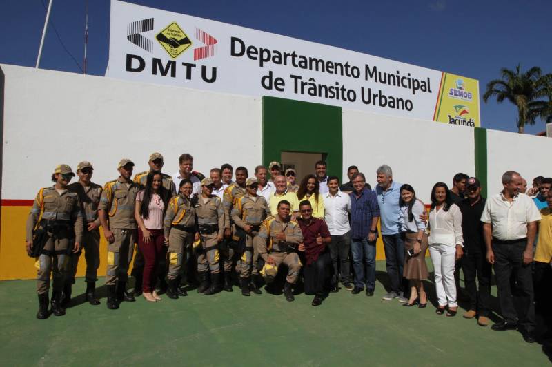 O município de Jacundá, no sudeste paraense, recebeu nesta sexta-feira (6) importantes investimentos em segurança e infraestrutura. O Governo do Estado repassou para o policiamento do município 5 viaturas e 2 veículos para o reforço das ações Departamento de Trânsito do Estado (Detran). Foi entregue ainda a ordem de serviço para a pavimentação asfáltica de cinco quilômetros de vias, na ordem de R$ 3 milhões. A cerimônia foi no salão paroquial da Igreja de Nossa Senhora do Perpetuo Socorro, conduzida pela secretária de Municípios Sustentáveis, Izabela Jatene, que representou o governador Simão Jatene, e contou com a participação de representantes de parlamentares, lideranças comunitárias, entre outras autoridades municipais. Na foto, inaguração do Departamento de Trânsito de Jacundá.
FOTO: CRISTINO MARTINS / AG. PARÁ
DATA: 06.07.2018
JACUNDÁ - PARÁ <div class='credito_fotos'>Foto: Cristino Martins/Ag. Pará | <a href='/midias/2018/originais/4b9c0910-385f-47e6-b85f-6fe9b44f0f50.jpg' download><i class='fa-solid fa-download'></i> Download</a></div>