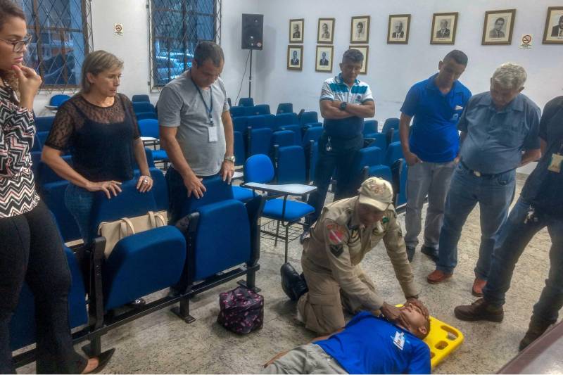 Servidores da Procuradoria-Geral do Estado (PGE) receberam informações e treinamento básico para prestar primeiros socorros a vítimas de traumas ou doença súbita. Os participantes aprenderam técnicas de atendimento pré-hospitalar, como manter as funções vitais e evitar o agravamento do estado de saúde, até a chegada de profissionais qualificados ao local do ocorrido. 

FOTO: ASCOM PGE
DATA: 05.12.2018
BELÉM - PARÁ <div class='credito_fotos'>Foto: ASCOM PGE   |   <a href='/midias/2018/originais/4b9dc367-ec87-4334-8b20-73c63f1772c8.jpg' download><i class='fa-solid fa-download'></i> Download</a></div>