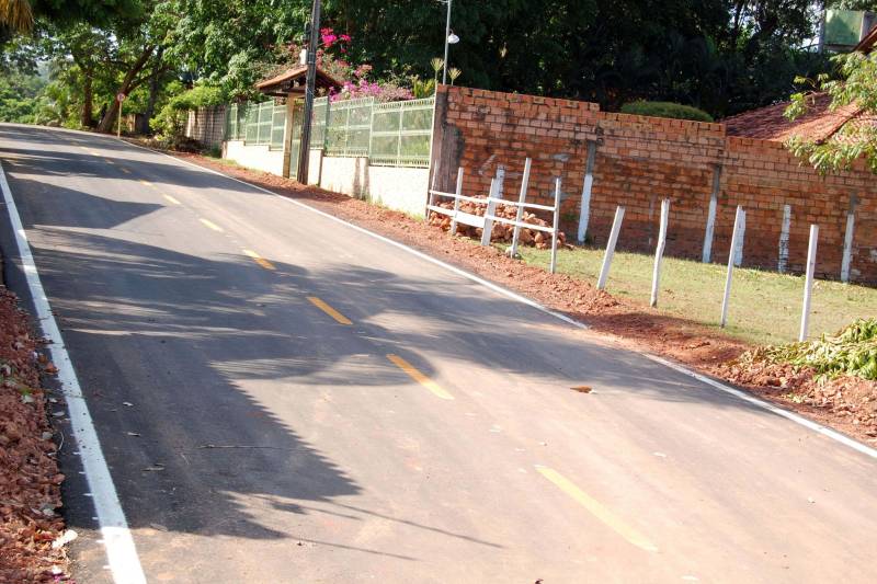 O acesso a um dos principais cartões postais do Pará e do Brasil, a vila balneária de Alter do Chão, localizada a aproximadamente 30 km de Santarém, na região Oeste do Pará, está de cara nova. O Governo do Estado, por meio da Secretaria Estadual de Transportes (Setran), investiu mais de R$ 16 milhões para tornar a PA-457 (Rodovia Everaldo Martins, na foto) mais segura e mais moderna. Agora, quem acessar o ponto turístico ou se deslocar para uma das 18 comunidades que ficam na região do Eixo Forte, encontrarão melhores condições de tráfego. A modernização iniciou pela Rodovia Fernando Guilhon (PA-453), que foi duplicada em 1,2 km, na saída do Rio Tapajós Shopping, com implantação de sinalização vertical e horizontal, além da construção de duas novas rotatórias: uma em frente ao Residencial Salvação, e outra, no entroncamento das duas PA's, ao direcionar o condutor, tendo como ponto de referência a Escola Tecnológica de Santarém.
FOTO: WILLIAM SANTOS / ASCOM CRGBA
DATA: 09.11.2018
SANTARÉM - PARÁ <div class='credito_fotos'>Foto: WILLIAM SANTOS / ASCOM CRGBA | <a href='/midias/2018/originais/4b9e3669-d604-403a-9b97-cf60eca8b40d.jpg' download><i class='fa-solid fa-download'></i> Download</a></div>