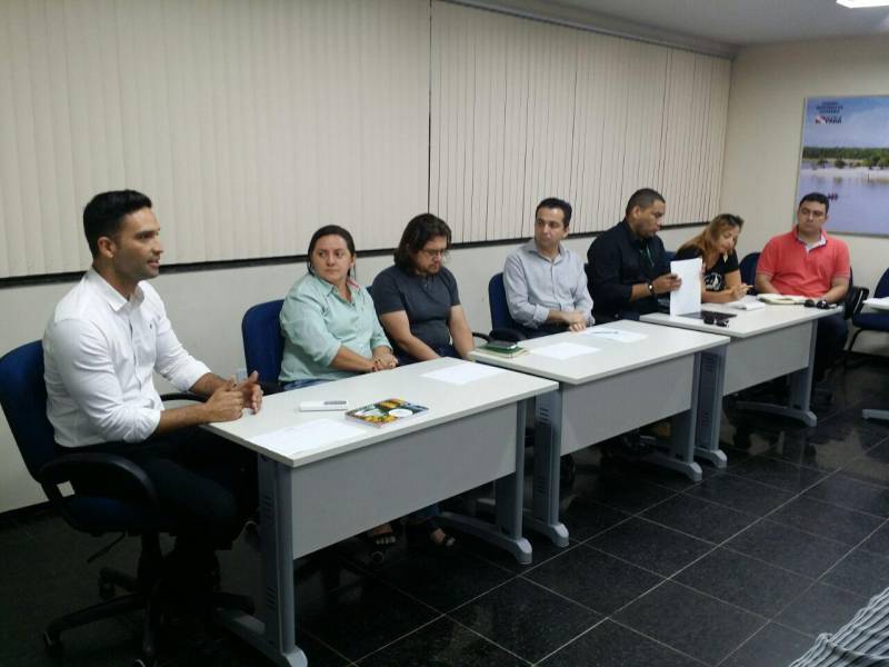 O ordenamento do setor pesqueiro na oeste do Pará foi tema de reunião (foto) nesta sexta-feira (18), no auditório do Centro de Governo do Baixo Amazonas, em Santarém, com a participação de representantes de instituições públicas da União, do governo do Estado e entidades. Foi discutida a criação de um Grupo de Trabalho específico para desenvolvimento da pesca e aquicultura, a fim de que seja construída uma agenda de governo, a partir de uma portaria que regulamente o GT para discutir a legislação vigente. De acordo como João Terra, diretor de Pesca e Aquicultura da Secretaria de Estado de Desenvolvimento Agropecuário e da Pesca (Sedap), é necessário um Plano de Ação Regional, além de instrumentos legais que possam normatizar, entre outras atividades, o manejo do pirarucu e a piscicultura.
FOTO: SAMUEL ALVARENGA / SECOM
DATA: 18.05.2018
SANTARÉM - PARÁ <div class='credito_fotos'>Foto: Samuel Alvarenga / Secom | <a href='/midias/2018/originais/4ba45f53-659b-4f26-839a-b0dad2f42012.jpg' download><i class='fa-solid fa-download'></i> Download</a></div>