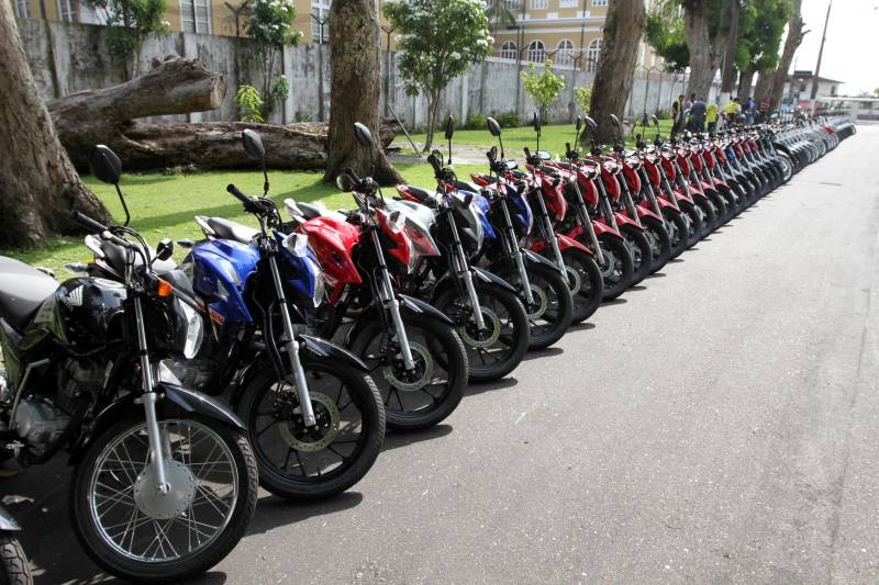 O Governo do Estado entregou, nesta segunda-feira, 12, no Palácio do Governo, 75 motocicletas a mototaxistas de Belém, Castanhal, Ananindeua e Igarapé-Açu. As motos foram adquiridas pelos mototaxistas por meio do Credcidadão, programa que incentiva a geração de trabalho e renda entre os microempreendedores com necessidades financeiras. O governador Simão Jatene fez a entrega das chaves das motos, acompanhado do prefeito de Belém, Zenaldo Coutinho; do presidente da Assembleia Legislativa do Estado do Pará (Alepa), Márcio Miranda; dos deputados Eliel Faustino e Coronel Neil; do secretário de Desenvolvimento Econômico, Indústria, Comércio e Mineração, Hildegardo Nunes; do diretor-geral do Credcidadão, Jorge Rezende e de representantes de sindicatos e associações de mototaxistas, entre eles o presidente do Sindicato dos Mototaxistas do Pará, José Ribamar Soares, o Alemão.
FOTO: CRISTINO MARTINS / AG. PARÁ
DATA: 12.11.2018
BELÉM - PARÁ <div class='credito_fotos'>Foto: Cristino Martins/Ag. Pará | <a href='/midias/2018/originais/4bac9cf6-7a8c-4f41-b636-f18e7d8eb406.jpg' download><i class='fa-solid fa-download'></i> Download</a></div>