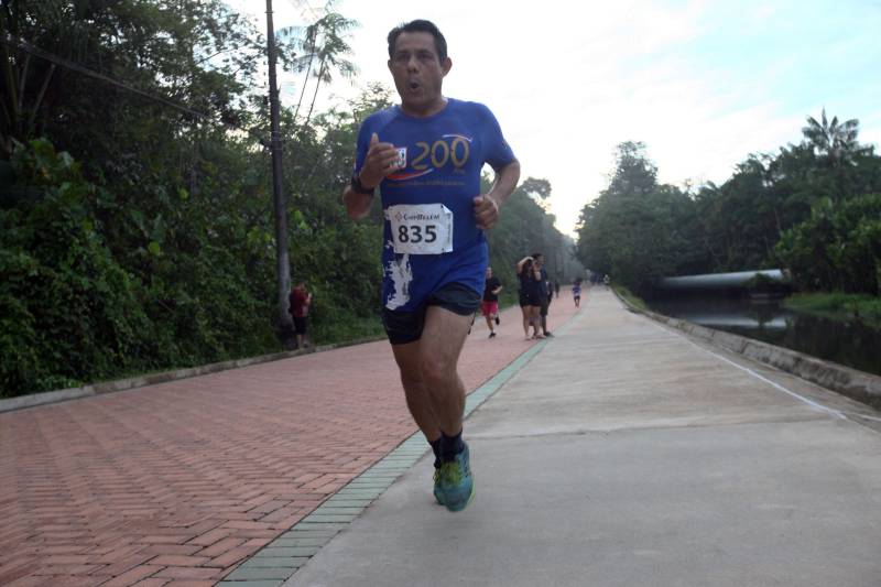 O recém-inaugurado Parque Estadual do Utinga foi o local escolhido para a 4ª edição da Corrida Tiradentes, promovida pela Polícia Militar na manhã deste domingo, 22. No ano em que celebra 200 anos de criação, a PM contou com mais de 750 competidores na prova que iniciou às 6 horas da manhã com um percurso total de 8 Km. Em apenas 4 anos de existência, a Corrida Tiradentes já ganhou a simpatia de muitos atletas profissionais e amadores. Eduardo Costa, de 26 anos é um deles. O competidor alcançou o 1º lugar geral da corrida com menos de 30 minutos de prova e conta que não esperava um resultado tão positivo.
FOTO: CARLOS SODRÉ / AG. PARÁ
DATA: 22.04.2018
BELÉM - PARÁ <div class='credito_fotos'>Foto: Carlos Sodré/Agência Pará | <a href='/midias/2018/originais/4bb63ae8-3b1d-47a5-8de2-f7350e9673ab.jpg' download><i class='fa-solid fa-download'></i> Download</a></div>