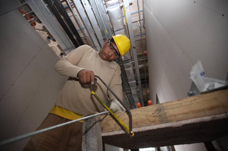 O Pará atingiu a geração de mais 5,5 mil empregos (foto) com carteira assinada no mês de setembro segundo dados do Cadastro Geral de Empregados e Desempregados do Ministério do Trabalho. Este é o melhor resultado desde setembro de 2013 quando foram gerados 7.317 postos de trabalho e é o dobro de postos que setembro de 2017. O resultado anima os investidores pois o Pará vai chegar até o final do ano com um Produto Interno Bruto (PIB) se aproximando da casa dos 3% enquanto o PIB nacional deverá ficar na casa do 1,5%, segundo o índice de Atividade Econômica do Banco Central (IBC-BR). O IBC-BR O IBC-Br é um indicador criado para tentar antecipar o resultado do Produto Interno Bruto (PIB) e ajudar a autoridade monetária na definição da taxa básica de juros (Selic).
FOTO: CRISTINO MARTINS / ARQUIVO AG. PARÁ
DATA: 28.12.2012
BELÉM - PARÁ <div class='credito_fotos'>Foto: Cristino Martins/Ag. Pará | <a href='/midias/2018/originais/4bb7f349-9898-4f1e-9ae8-691a03bd0dae.jpg' download><i class='fa-solid fa-download'></i> Download</a></div>